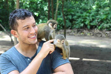 Fototapeta premium Etniczny mężczyzna z małpą na ramieniu