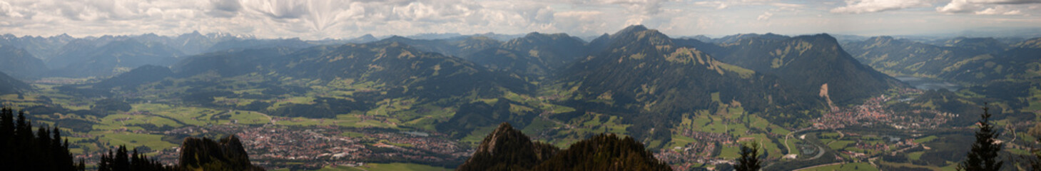 Ein Blick von oben auf die Allgäuer Alpen - Panorama