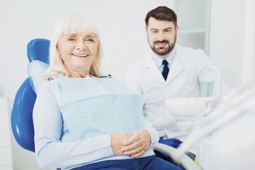 Obraz premium Positive senior woman seeing dentist