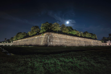 Mura di Lucca notturne