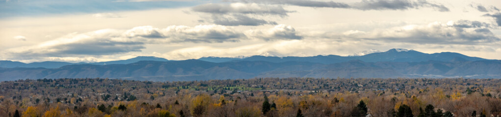 Obraz premium Very Wide Angle Panorama of the Colorado Mountains with Snowed Peak in the distance