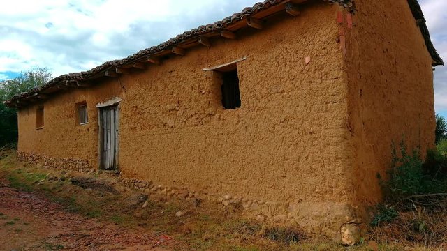 Antigua y sencilla casa de zona rural construida en adobe 