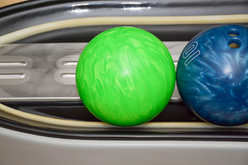 bowling balls on the mechanism of return of the ball