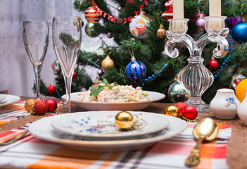 festive table set, plates, fork, Olivier salad, red, Golden Christmas balls, napkins, food, new year, Christmas, glasses, Christmas tree,