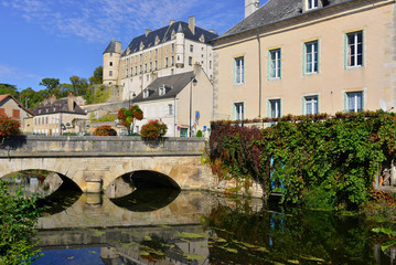 Fototapeta na wymiar Le château depuis le pont à Châteauneuf-sur-Cher (18190), département du Cher en région Centre-Val de Loire, France