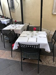 tavolo ristorante apparecchiato 