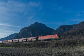 Güterzug transportiert Erz durch Bayern