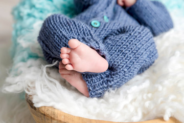 Fototapeta na wymiar Newborn baby on a white blanket - tiny baby feet closeup