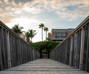 hölzerne brücke zum strand in florida