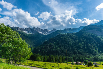 Naklejka premium Bergkette im Kleinen Walsertal Tirol Österreich