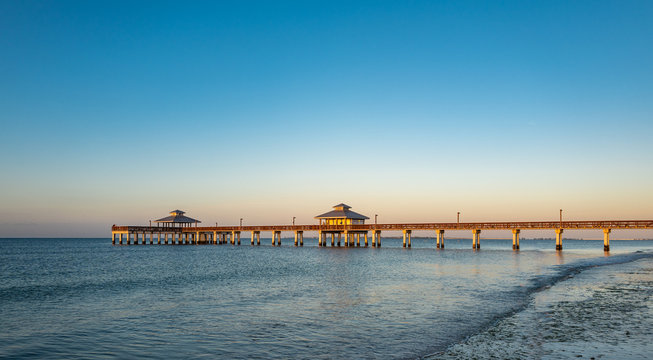 Fototapeta Fort Myers Beach pier in early morning light
