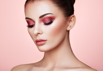 Fototapeta premium Piękna młoda kobieta z czystą świeżą skórą. Idealny makijaż. Beauty Fashion. Rzęsy. Cień kosmetyczny. Podświetlanie. Kosmetologia, Uroda i Spa