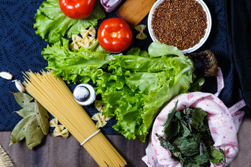 tomatoes with lettuce, garlic and spaghetti