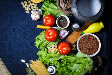 tomatoes with lettuce, garlic and spaghetti