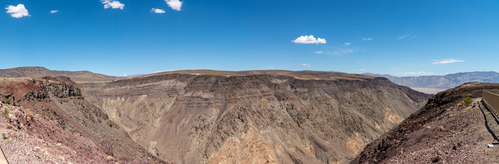 Panorama mit balauem Himmel in zerklüftet, felsiges Tal, Death Valley National Park, Kalifornien, USA