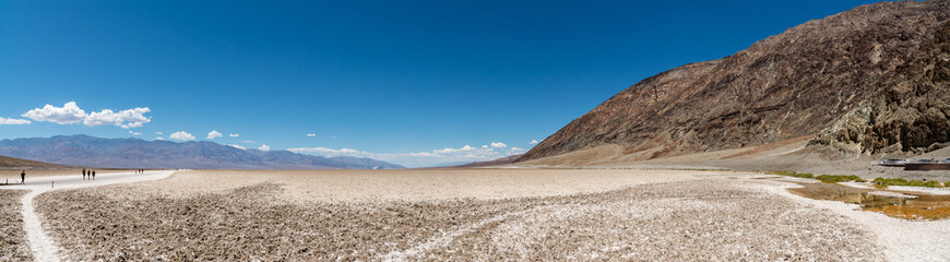 Panoramablick über das Death Valley mit Badwater Basin, Death Valley National Park, Kalifornien, USA