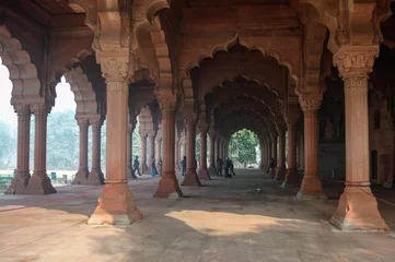 Foto op Plexiglas Niet-geïdentificeerde mensen lopen binnen in het moslimarchitectuurdetail van Diwan-i-Am, of Hall of Audience, in het Rode Fort in Delhi, India © smoke666