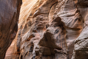 abstrakte, rote sandsteinformation im Zion Narrows Canyon mit Licht und schattenspiel, Utah, USA