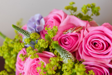 Obraz na płótnie Canvas bridal bouquet of fresh roses on the table. wedding floristry, floristic decorative statement