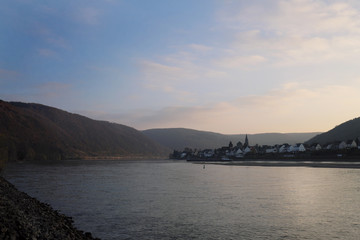 Der Rhein bei Spay im Welterbe Oberes Mittelrheintal - Stockfoto