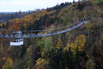 Eine Hängebrücke über der Rappbodetalsperre
