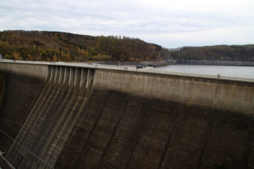 Eine Staumauer im Harz