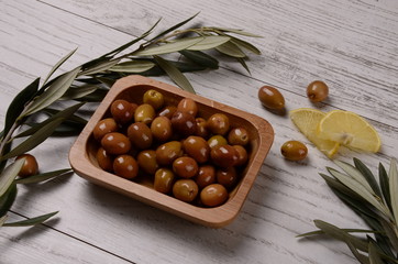 Ahşap kasede yeşil zeytin
