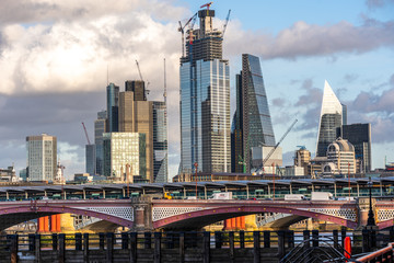 Obraz premium Skyscrapers under construction over Blackfriars Bridge in London, England on sunny day