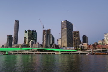 Obraz premium Skyline Brisbane bei nacht und Dämmerung