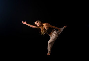 Naklejka premium Retrato de joven en estudio con fondo oscuro