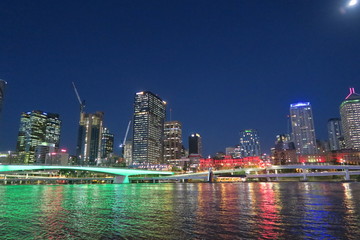 Obraz premium Brisbane skyline w nocy