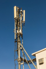 Naklejka premium Antenas de telefonía movil con sus conexiones y cableado en azotea de edificio