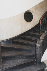 Vieux escaliers en marbre