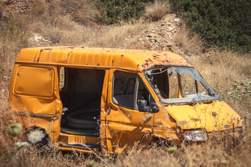 Alter, zerstörter Lieferwagen