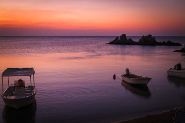 Sonnenaufgang am Meer mit Booten
