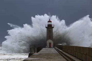 Poster Im Rahmen Großer Sturm mit großen Wellen in der Nähe eines Leuchtturms © Carlos