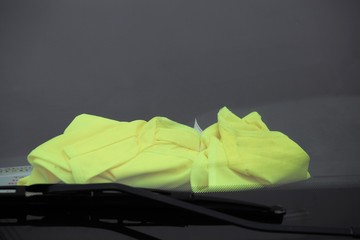 Symbole du gilet jaune derrière le pare brise