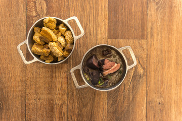 Dishes that are part of the traditional feijoada, typical Brazilian food