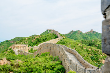 Fototapeta premium A View of The Great Wall of China as it Bends its way through the Jinshanling Mountains
