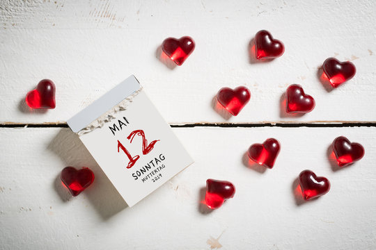 Abreißkalender mit Muttertag 2019 und dekorativen Herzchen auf Holzuntergrund 