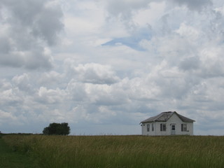 Obraz premium Abandoned house in a field