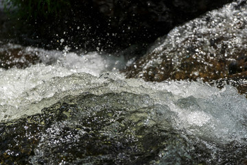 清流の流れと水しぶき