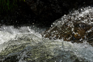 清流の流れと水しぶき