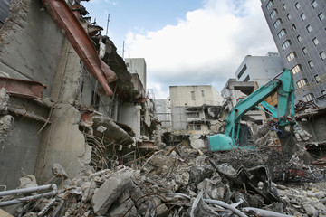 ショベルカーを使った都市のビル解体現場