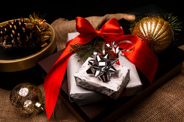 Prezenty bożonarodzeniowe. Świąteczny prezent pięknie zapakowane w dekoracyjne papiery i...
