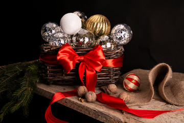Przygotowania do Świąt Bożego Narodzenia. Kosz bombek i dekoracji bożonarodzeniowych.
