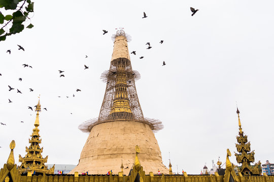 Temple pagode Sule en or Yangon rangoun Myanmar Birmanie