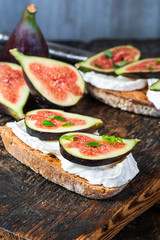 Goat cheese and figs on toast - healthy lunch idea