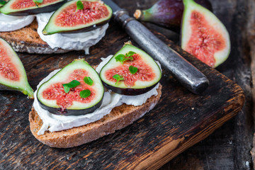Goat cheese and figs on toast - healthy lunch idea