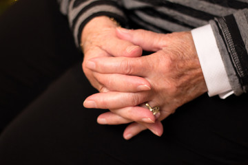 Hände einer Seniorin zum Gebet gefaltet